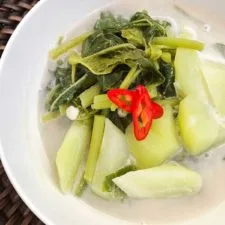 Bobor Bayam: Espinacas en leche de coco (Vegano)