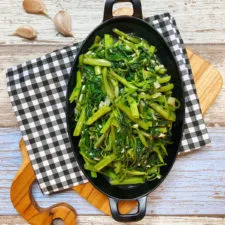 Cah Kangkung: Salteño sencillo de kangkung (Espinaca de agua)