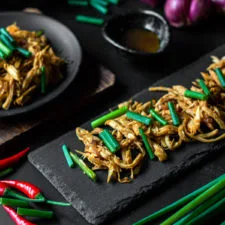 Pollo Desmenuzado Salteado Fácil