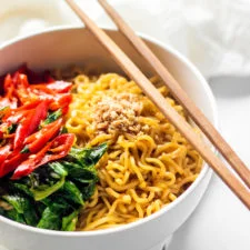 Mie Nyemek: Fideos Instantáneos con Caldo Reducido