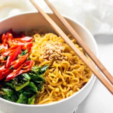 Mie Nyemek: Fideos Instantáneos con Caldo Reducido
