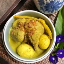 Opor Ayam Kuning: Pollo a la Cúrcuma y Leche de Coco