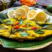 Pepes Ikan Kembung: Caballa al vapor y a la brasa en hojas de plátano