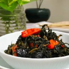 Tumis Daun Pepaya Jepang: Espinaca arbórea salteada (Vegana)