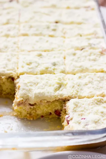 Bolo de leite ninho com morango na travessa