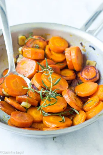 Zanahorias salteadas con ajo y romero