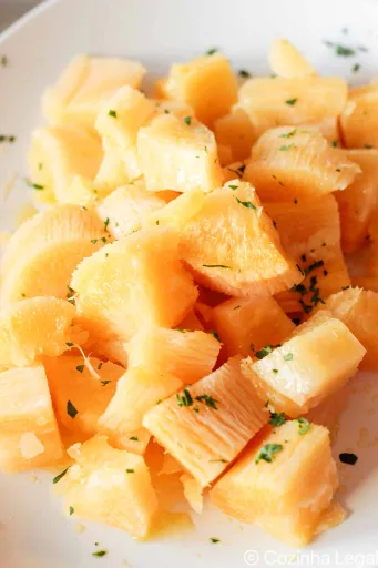 Como cozinhar mandioca na panela de pressão