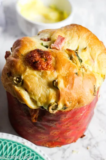 Panetone salgado de presunto e queijo