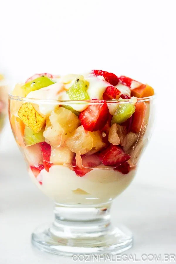 Salada de frutas simples com creme