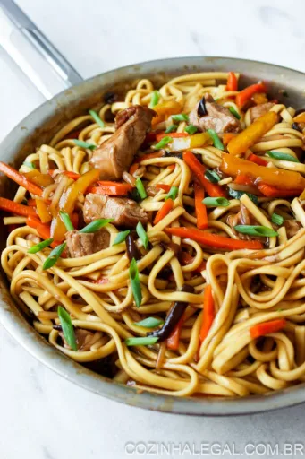YAKISOBA DE LOMBO - 15 MINUTOS OU MENOS