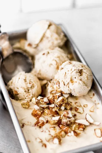 Helado cremoso de plátano con praliné de almendras