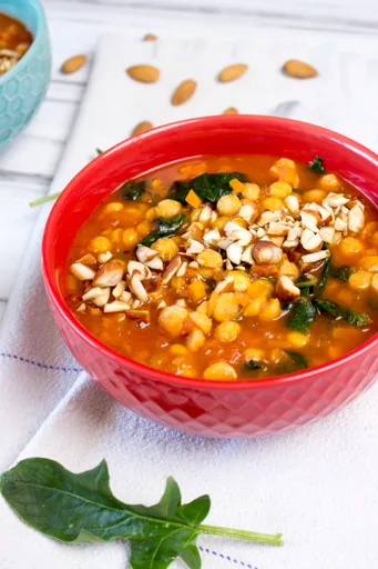 Estofado de garbanzos con espinacas y almendras picantes