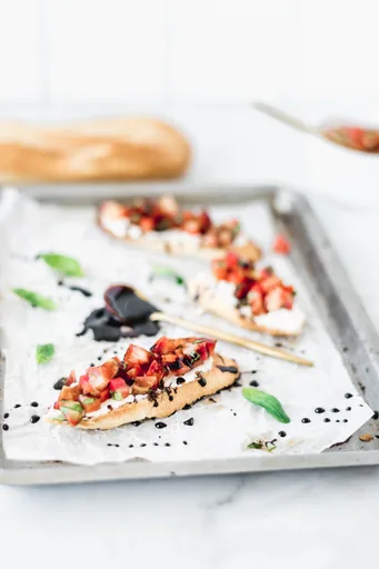 Brusqueta de queso crema y tomate