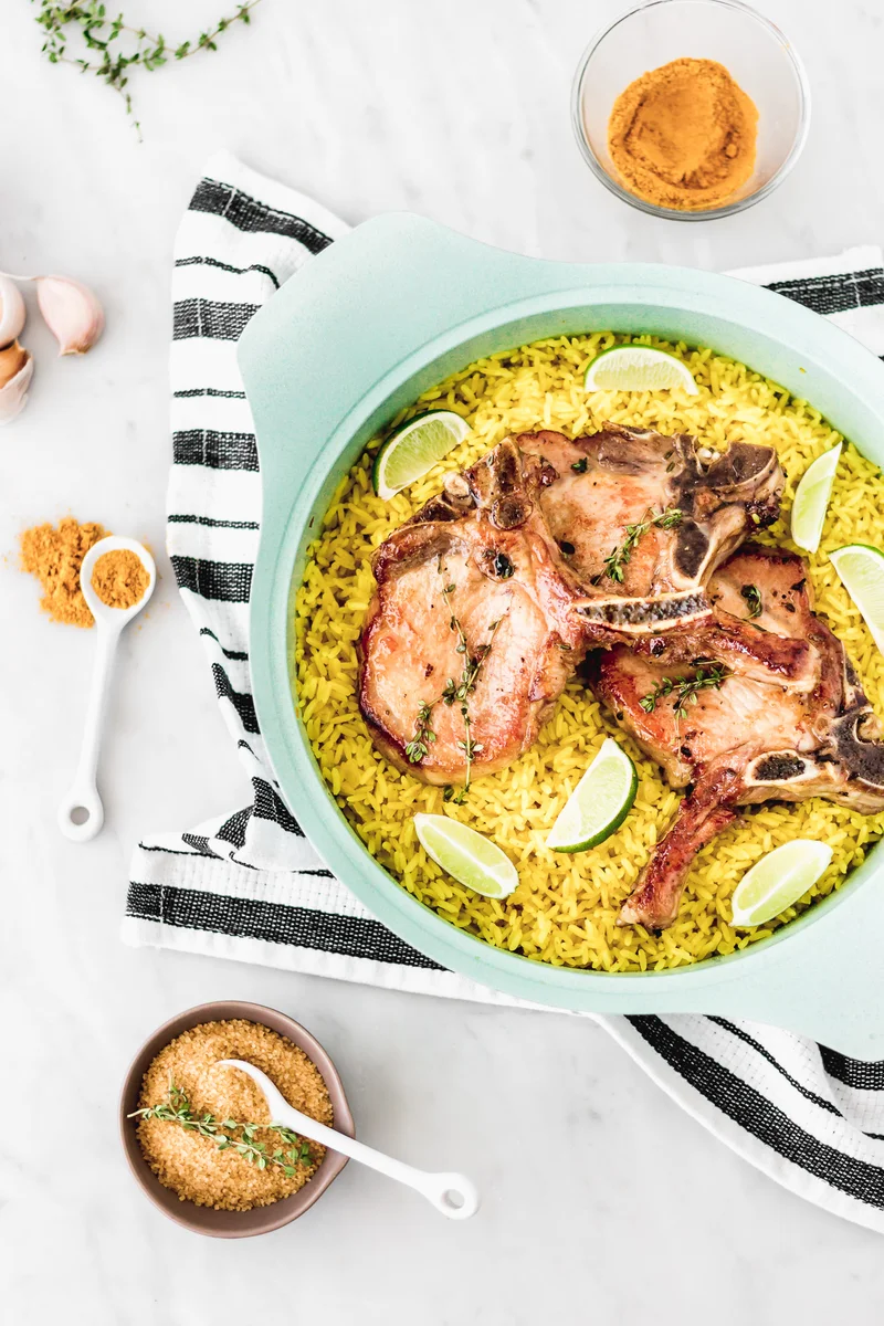 Arroz con cúrcuma y chuletas de cerdo glaseadas
