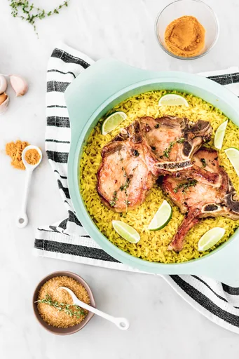 Arroz con cúrcuma y chuletas de cerdo glaseadas