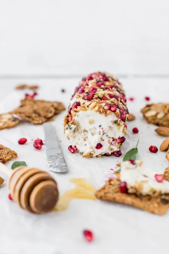Rollo de queso con almendras y granada