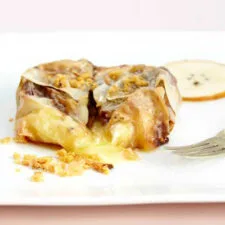 Camembert horneado en sobre de pasta filo con un toque de romero