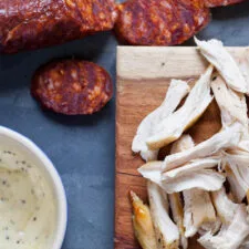 Sándwich de pollo y chorizo con mayonesa de mostaza