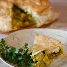 Pastel de pollo, alcachofa y queso feta