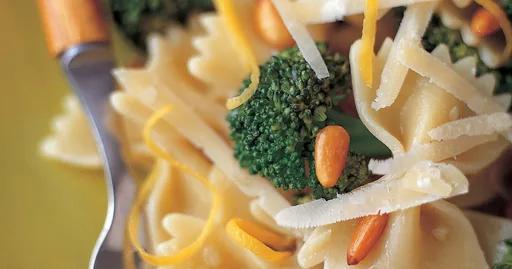 Brócoli y pasta de lazos