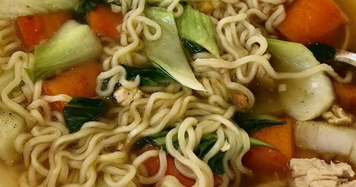 Sopa de Pollo con Fideos Ramen