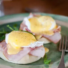 Huevos Benedictinos Clásicos
