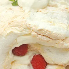 Creamy Meringue Roulade with Fresh Fruit
