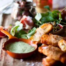 Queso Halloumi Crujiente Envuelto en Prosciutto y Pasta Filo