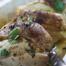 Pechugas de pollo rellenas de limón, feta y hierbas