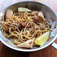 Linguine con chorizo y calamar