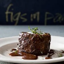 Medallones de solomillo de ternera con salsa de vino tinto