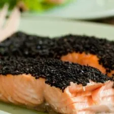 Salmón al horno rebozado en semillas de sésamo negro