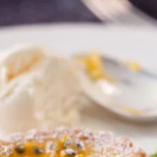 Tarta de maracuyá y lima con helado de vainilla en rama