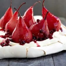 Pavlova con peras pochadas y granada