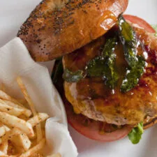 Hamburguesas de cerdo con salvia y salsa de arce