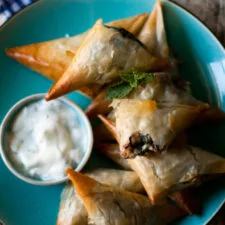 Spanakopitas de espinacas, feta, aceitunas y piñones