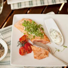 Sommerliches, gebratenes Lachsfilet mit Dilljoghurt