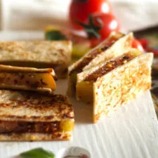 Sándwiches tostados de tomate verde y chile