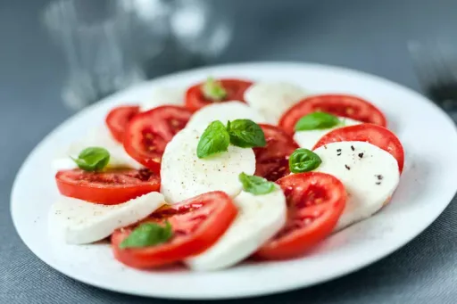 Tomate con mozzarella: la receta fácil