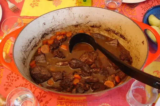 Boeuf bourguignon aux petites carottes pour 4 personnes : la recette facile