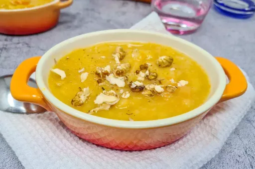 Soupe de légumes d'hiver (pommes de terre, carottes et poireaux)
