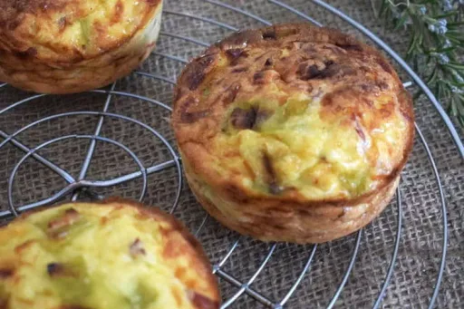 Quiches individuales sin masa de puerro, comté y panceta