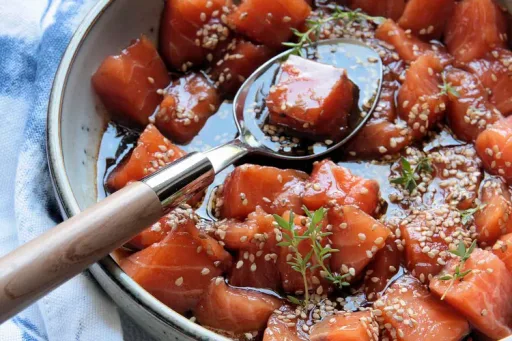 Saumon cru mariné à la sauce soja et graines de sésame