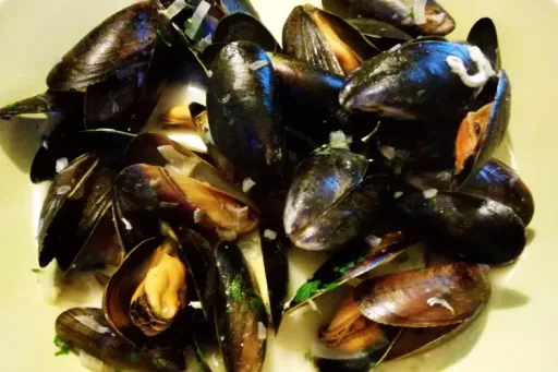 Mejillones al Roquefort, vino blanco y chalotas