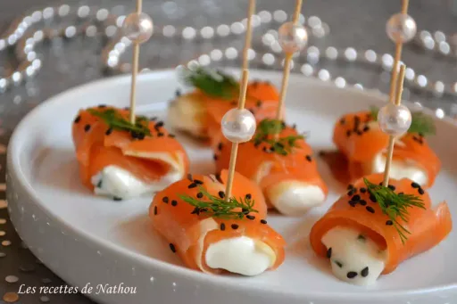Rollitos de salmón ahumado, manzana y queso fresco