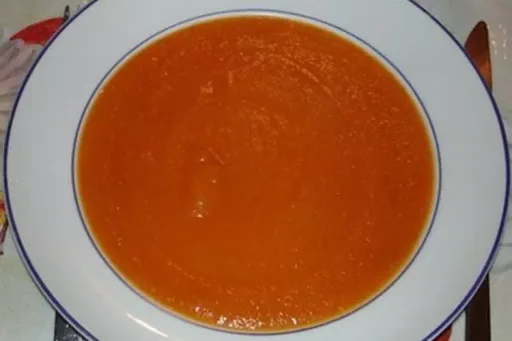 Soupe à la tomate, aux oignons et aux pommes de terre