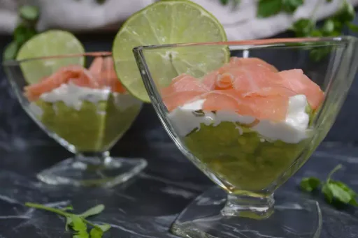 Verrines de aguacate y salmón ahumado