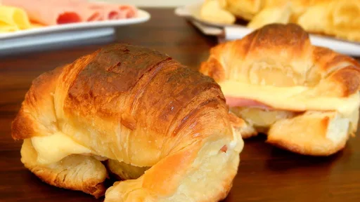 Medialunas con Jamón y Queso