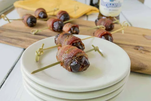 Dátiles rellenos de manzana y envueltos en tocino