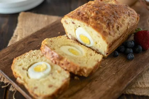 Pan de molde salado de desayuno con beicon, huevo y queso